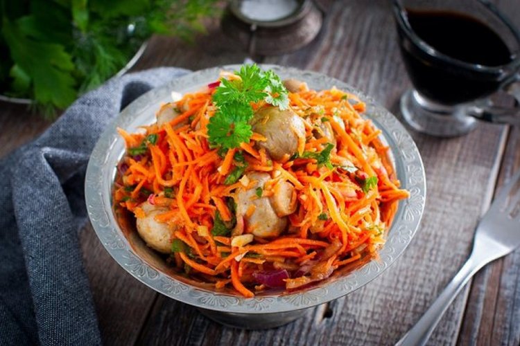 Wild Garlic Salad with Carrots and Mushrooms