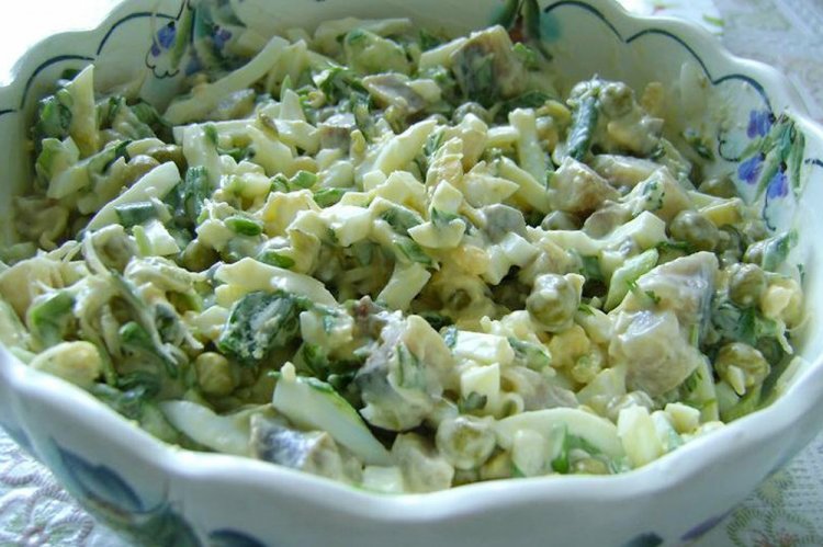 Wild Garlic Salad with Green Peas and Cheese
