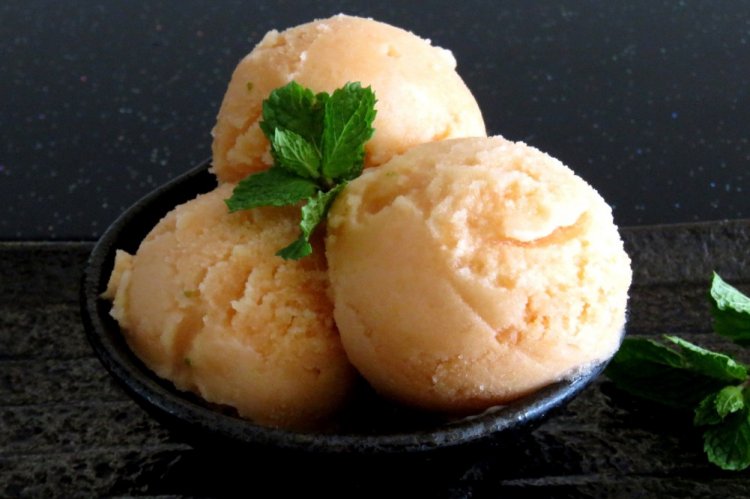 Melon Ice Cream with Condensed Milk