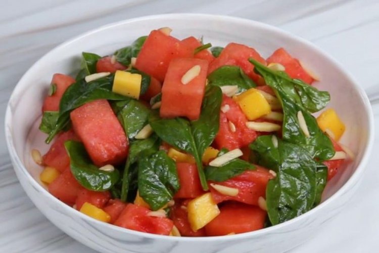 Ensalada de espinacas, mango y sandía