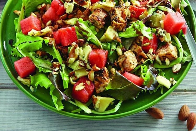 Ensalada de pollo y sandía con miel