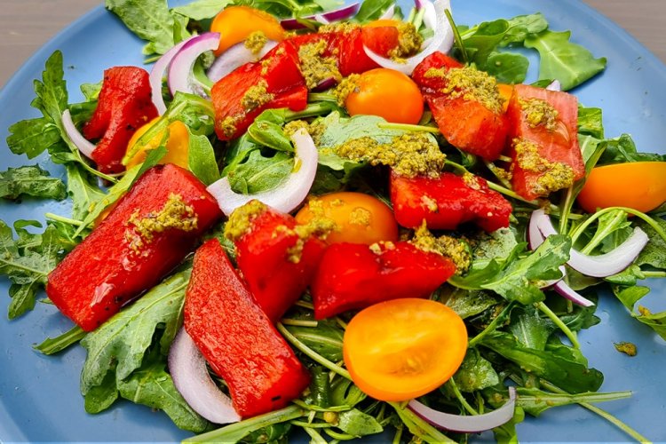 Ensalada de sandía a la parrilla y pesto