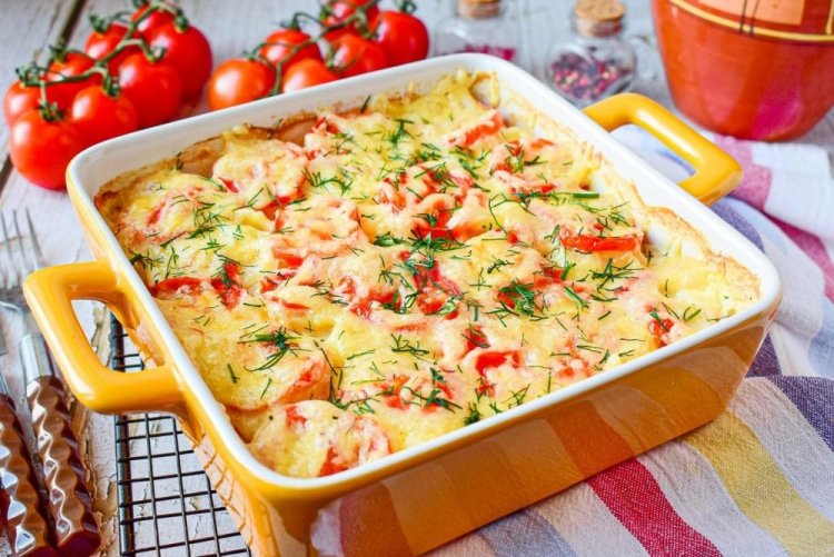 Pastel de patata con pollo y tomates