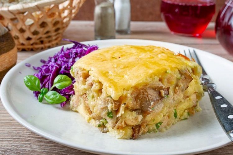 Pastel de patata con pollo, beicon y champiñones
