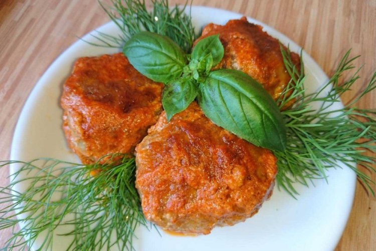 Albóndigas de pescado saludables con pasta de tomate