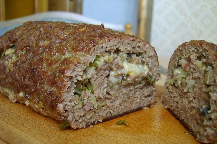 Rollo de carne picada con pepinillos