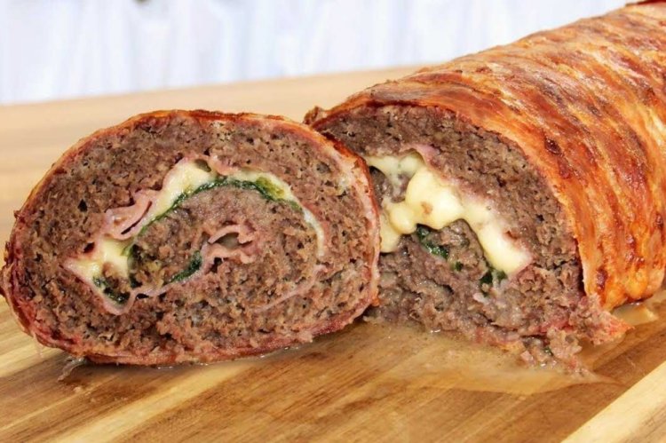 Rollo de carne picada en tocino con jamón y queso