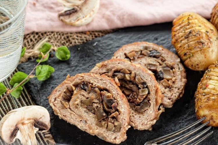 Rollo de carne picada con champiñones