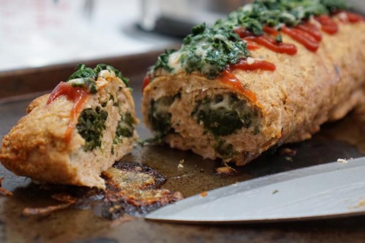 Rollo de carne picada con espinacas y queso