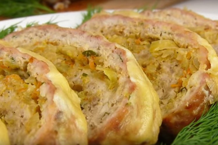 Rollo de carne picada con col, champiñones y queso
