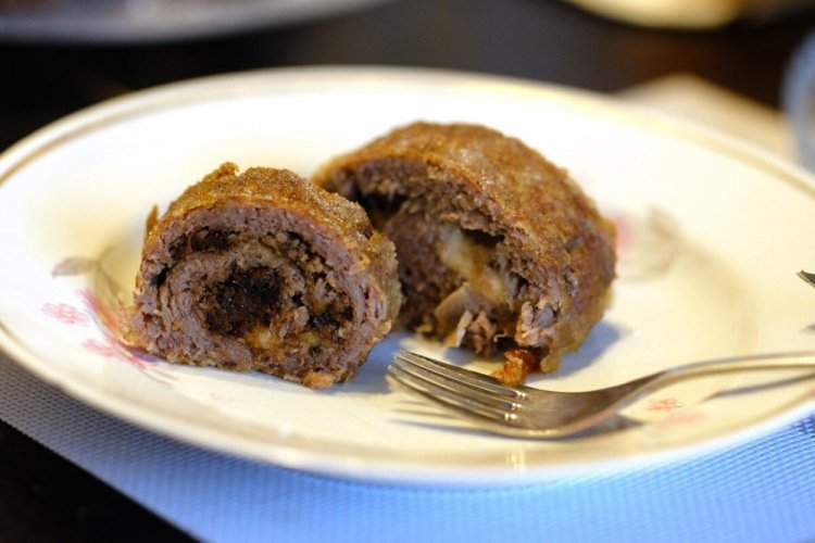 Rollo de carne picada con ciruelas pasas y nueces