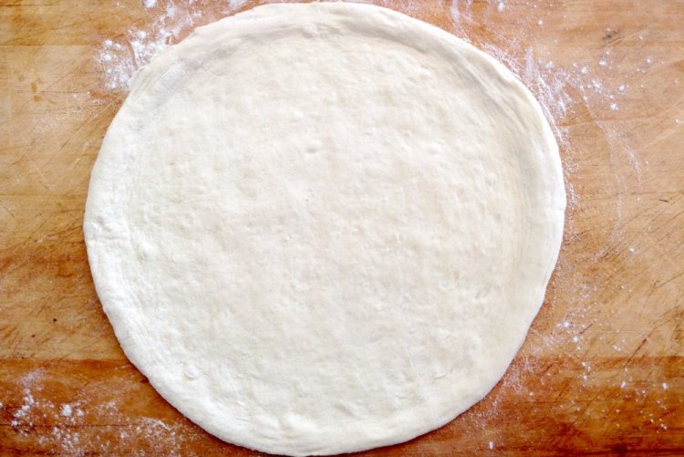 Yeast-Free Thin Pizza Dough with Eggs
