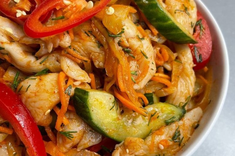 Pollo con verduras y tomate al estilo coreano