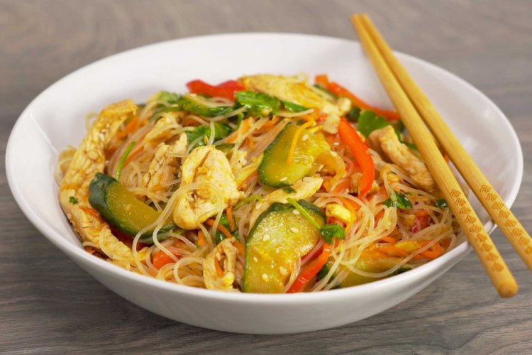 Pollo con verduras y fideos de arroz al estilo coreano