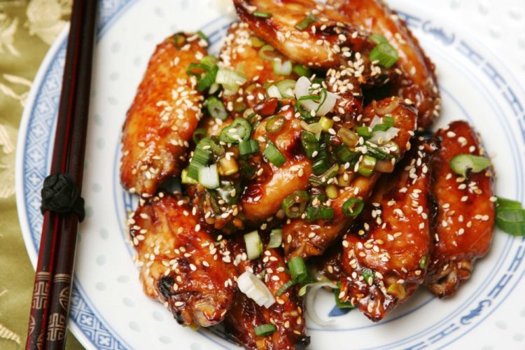 Pollo en salsa de miel y soja en sartén