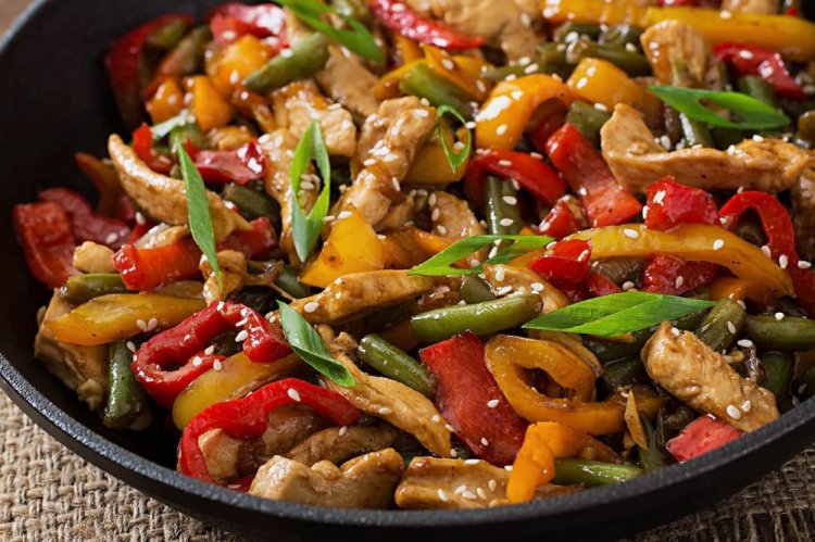 Pollo con verduras en salsa de miel y soja