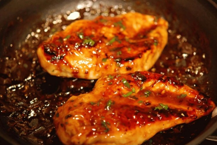 Pechuga de pollo entera en salsa de miel y soja