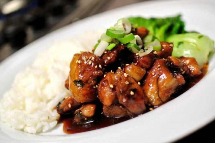 Cerdo con cebolla y zanahoria en salsa teriyaki