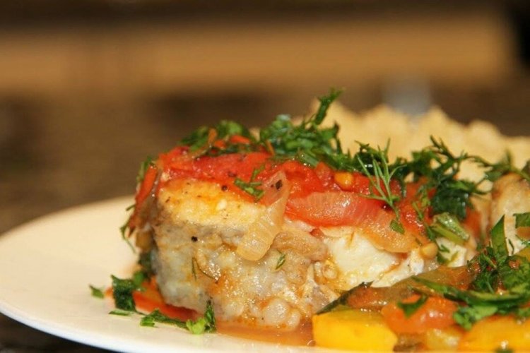 Abadejo estofado con tomates