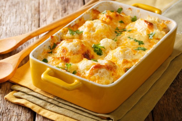 Coliflor con pollo y salsa de queso al horno