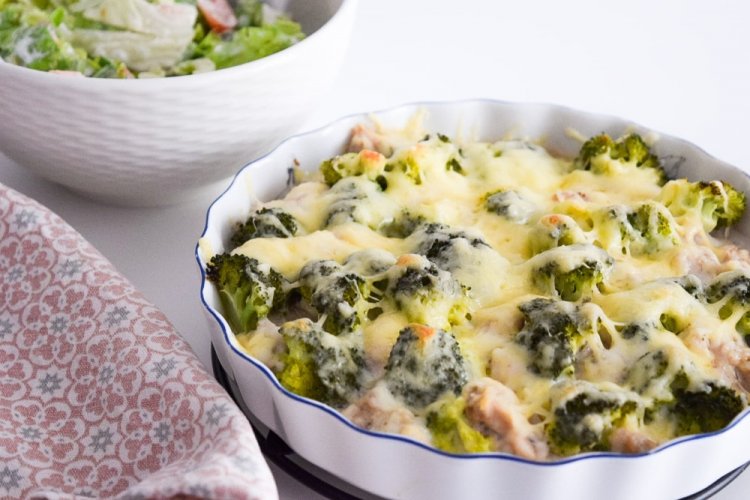 Coliflor con pollo y brócoli al horno
