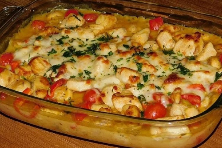 Coliflor con pollo y tomates al horno