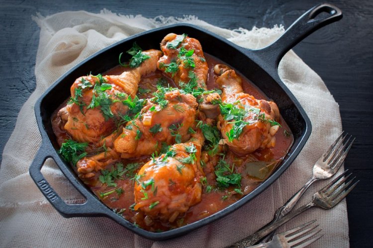 Pollo en salsa de tomate en sartén
