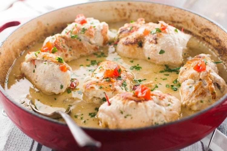 Pollo en salsa de tomate con nata y hierbas