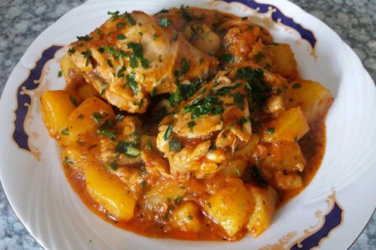 Pollo con patatas en salsa de tomate