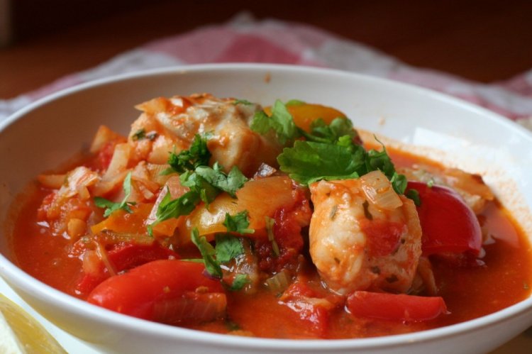 Pollo en salsa de tomate con tomates y pimientos