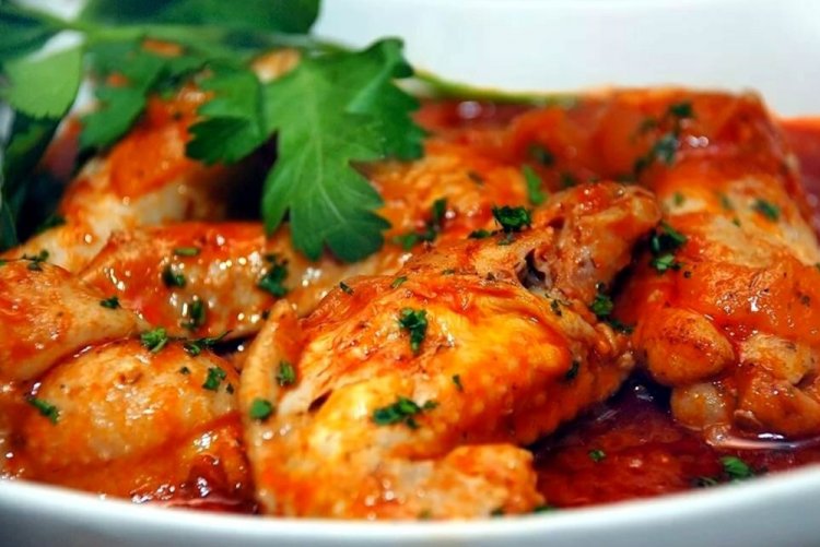Pollo con manzanas en salsa de tomate