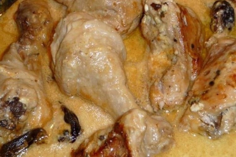 Pollo en salsa de tomate con crema agria al horno