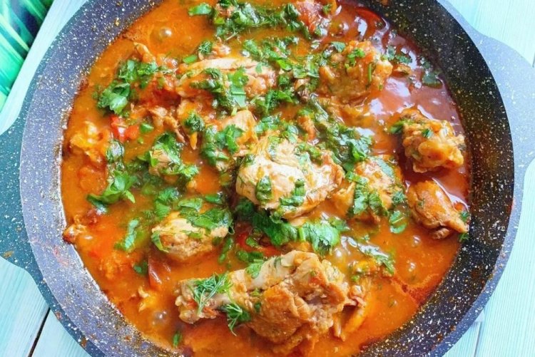 Pollo en salsa de tomate a la georgiana