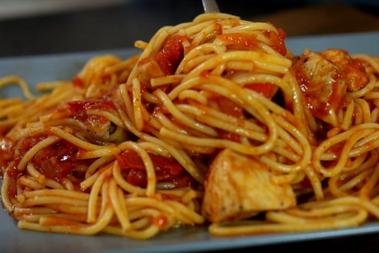 Pasta con pollo en salsa de tomate