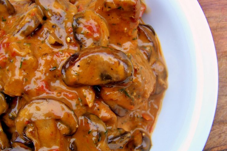 Pollo con champiñones en salsa de tomate