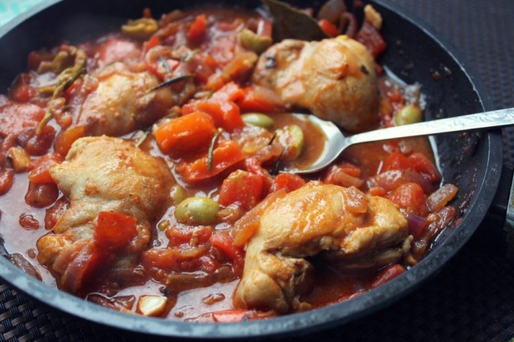 Pollo con verduras en salsa de tomate