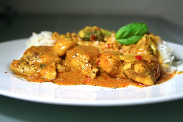 Pollo en salsa de crema agria y tomate