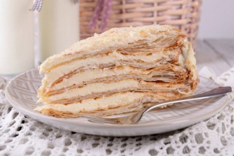 Tarta Napoleón de hojaldre con queso crema