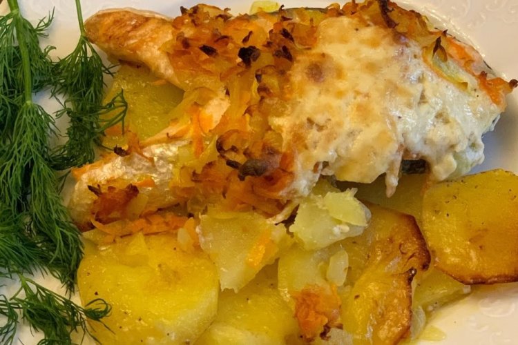 Pescado rojo con patatas y salsa cremosa al horno
