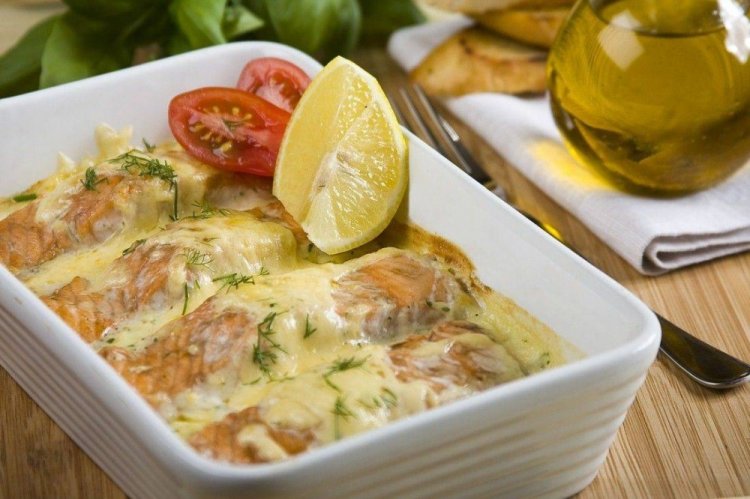 Pescado rojo asado con patatas en leche