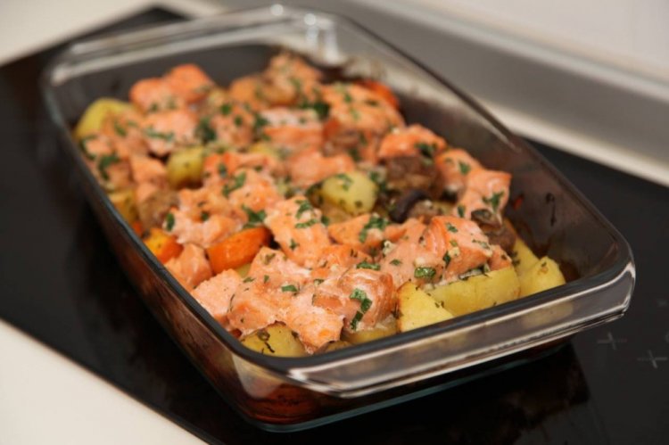 Pescado rojo con patatas y tomates cherry al horno