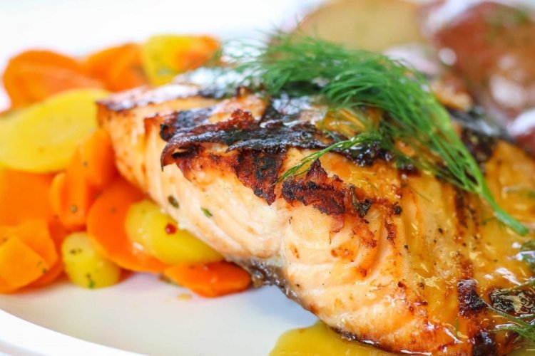 Pescado rojo con patatas y verduras al horno