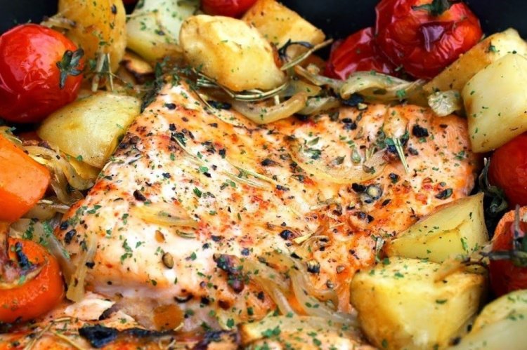 Pescado rojo con patatas nuevas al horno