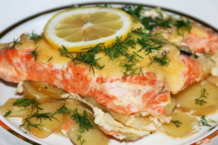 Pescado rojo con patatas y salsa de limón al horno