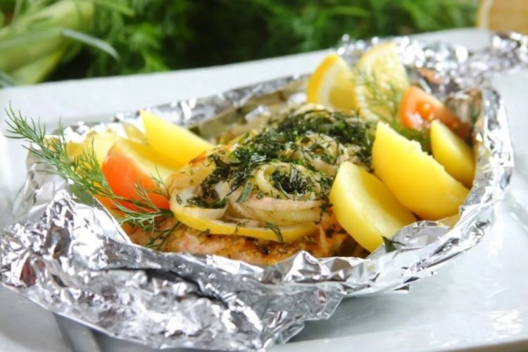 Pescado rojo con patatas y cítricos en papel de aluminio