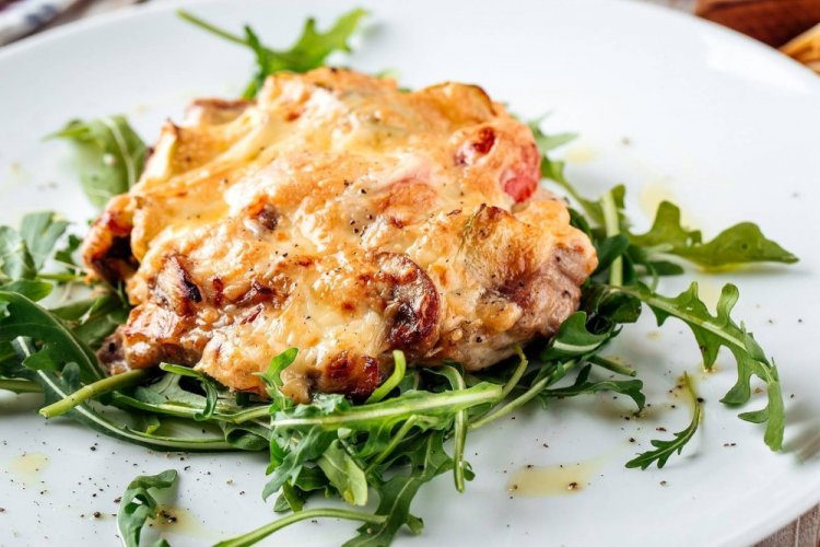 Pork with Cream Sauce and Cheese in the Oven