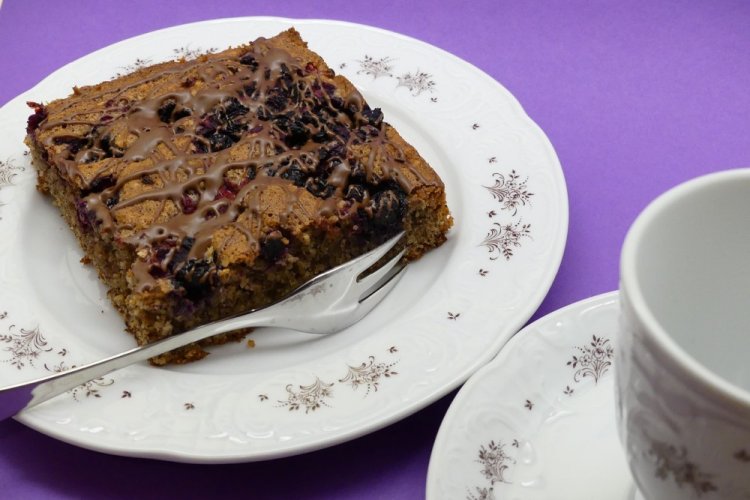 Pastel de café con cerezas