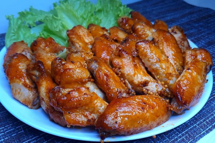 Alitas de pollo fritas en salsa de miel y mostaza