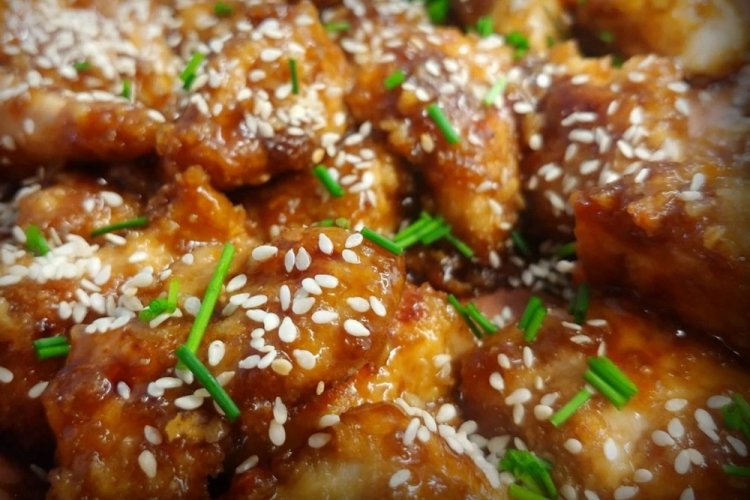 Pollo en salsa de miel y mostaza en sartén