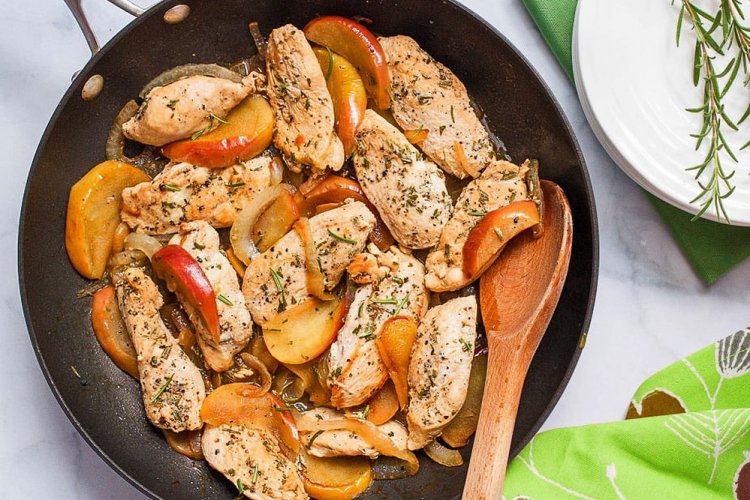 Filete de pollo con manzanas en salsa de miel y mostaza en sartén